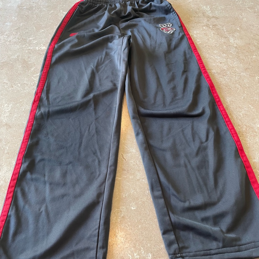 Wisconsin Badgers!  Colosseum Kids Charcoal and Red Joggers